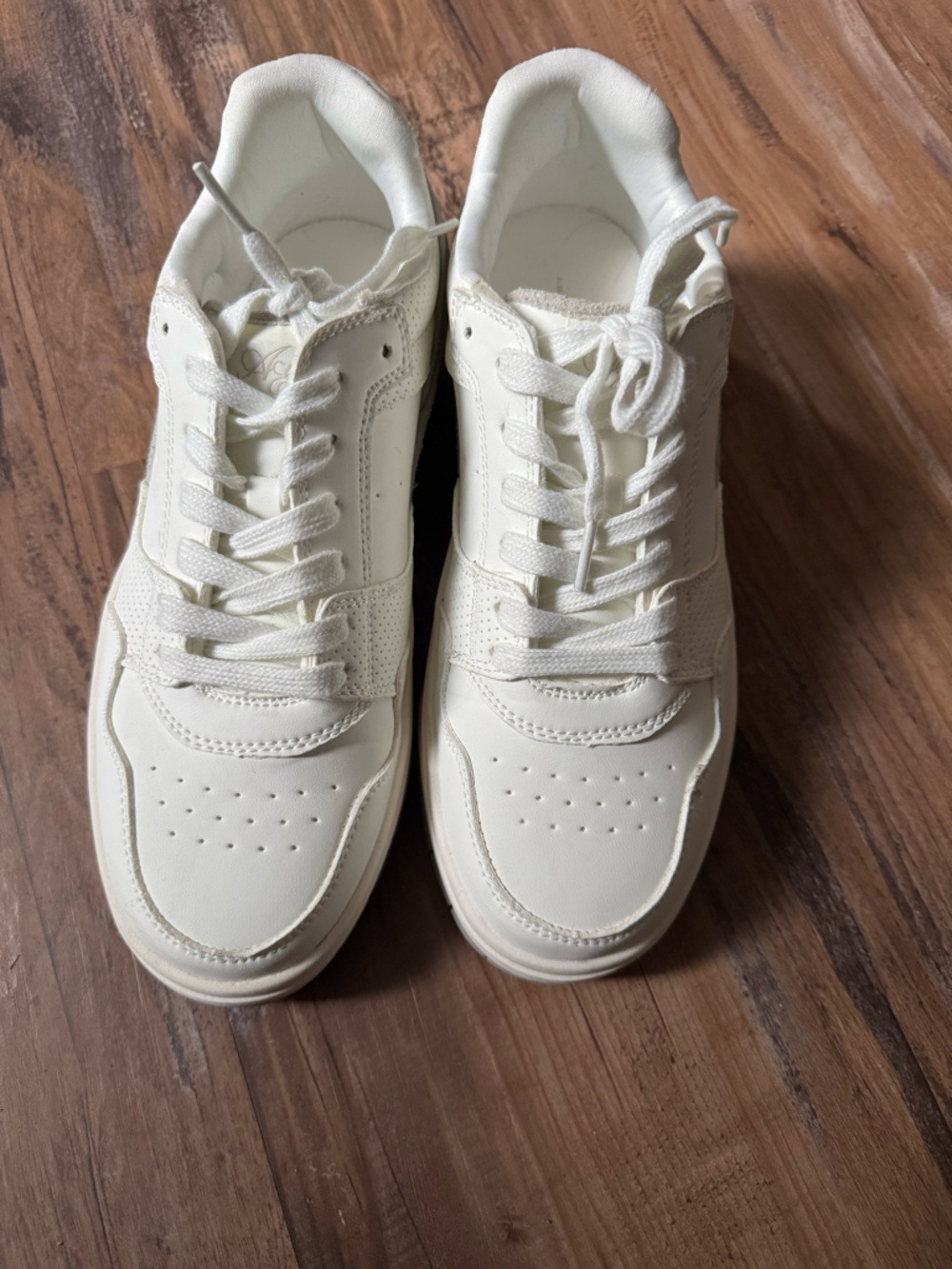 Women’s Low-Top Casual Sneakers in White